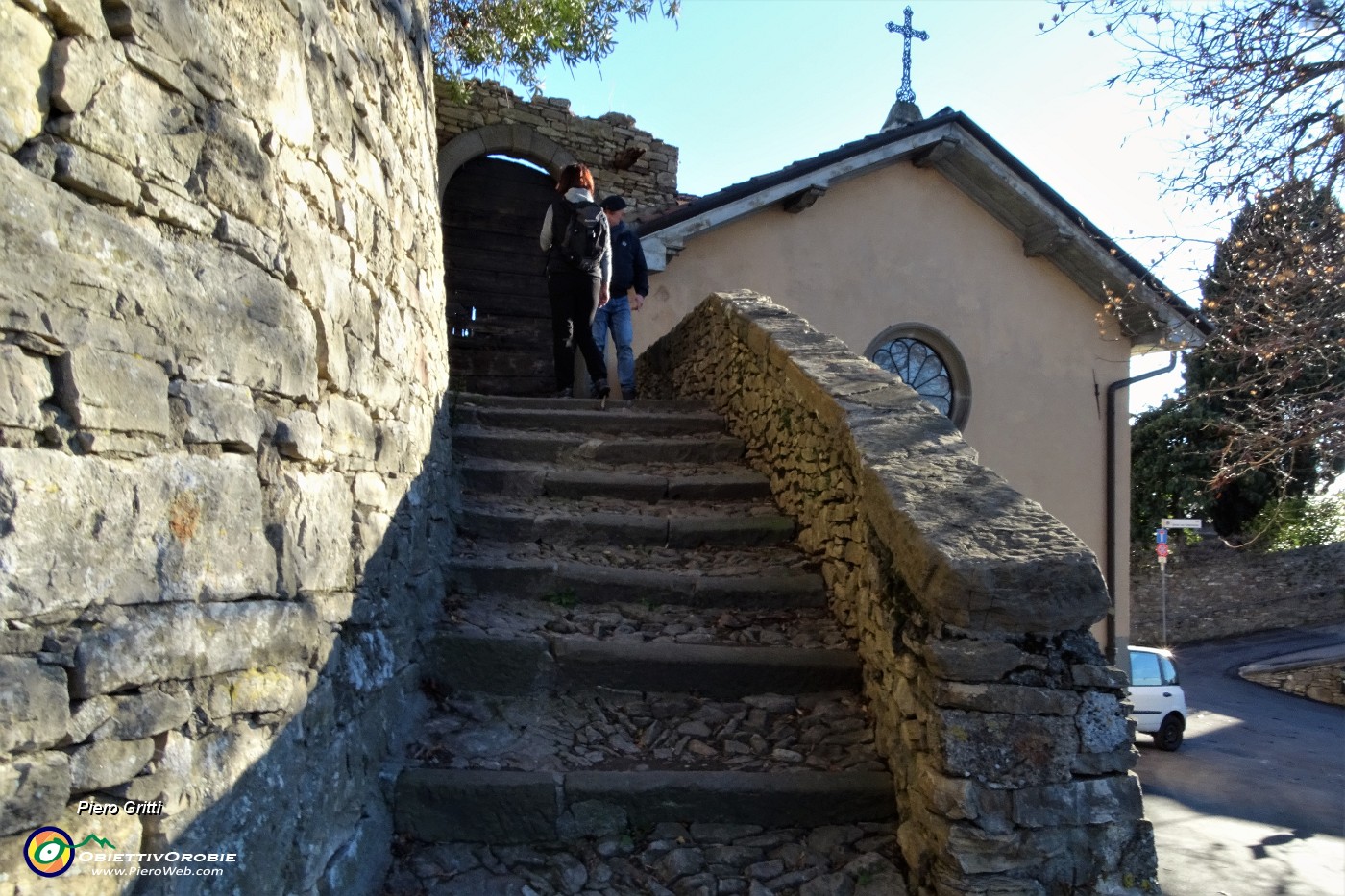 19 Saliamo dalla scaletta alle spalle della chiesa di San Sebastiano in Via del Rione.JPG
